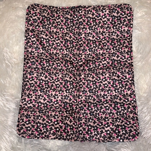 Iconic Baby Organizer Crossbody​​ - Picture 4 of 7